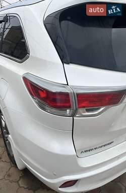 Внедорожник / Кроссовер Toyota Highlander 2014 в Новой Одессе