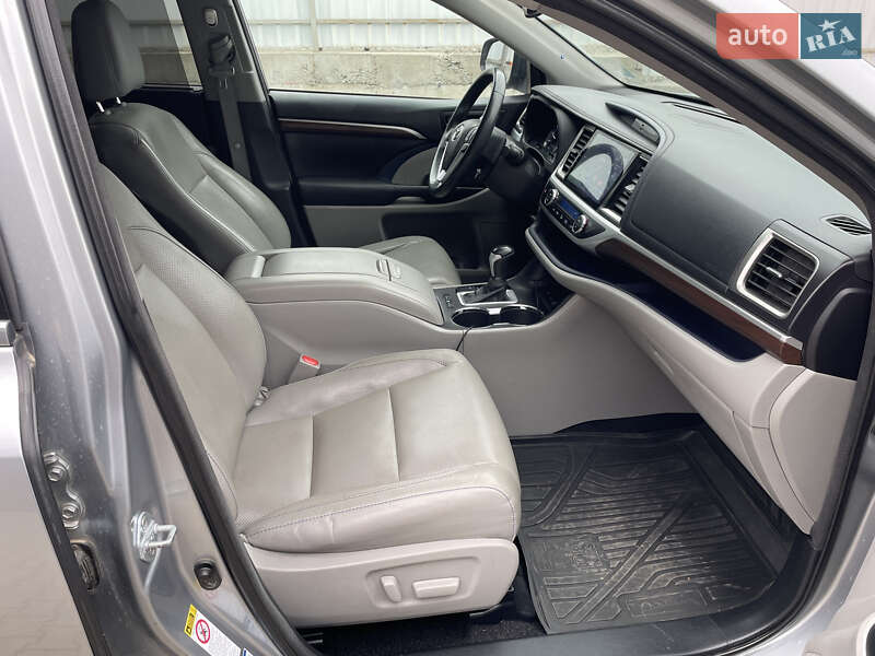 Внедорожник / Кроссовер Toyota Highlander 2016 в Хмельницком