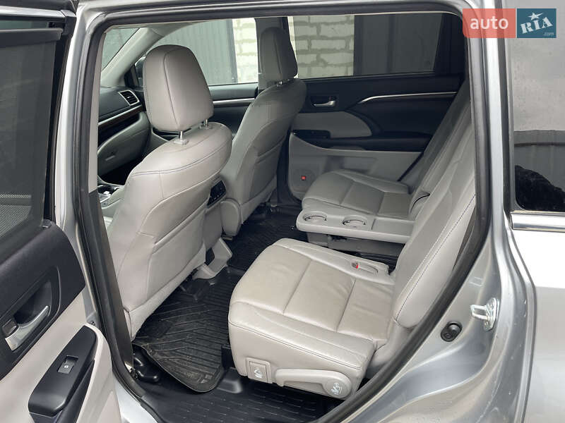 Внедорожник / Кроссовер Toyota Highlander 2016 в Хмельницком