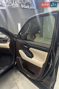 Внедорожник / Кроссовер Toyota Highlander 2021 в 