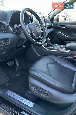 Внедорожник / Кроссовер Toyota Highlander 2022 в 
