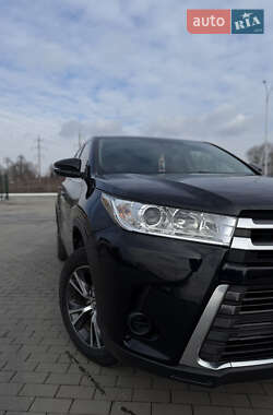 Внедорожник / Кроссовер Toyota Highlander 2016 в 