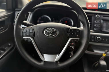 Внедорожник / Кроссовер Toyota Highlander 2016 в 