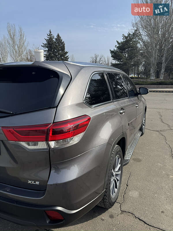 Внедорожник / Кроссовер Toyota Highlander 2017 в Николаеве