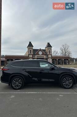 Внедорожник / Кроссовер Toyota Highlander 2022 в 
