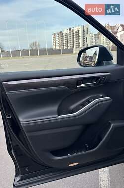 Внедорожник / Кроссовер Toyota Highlander 2022 в 