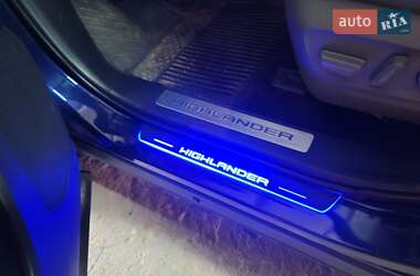 Внедорожник / Кроссовер Toyota Highlander 2022 в 