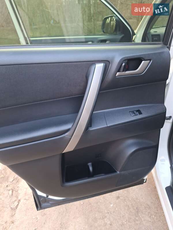 Внедорожник / Кроссовер Toyota Highlander 2011 в Килии