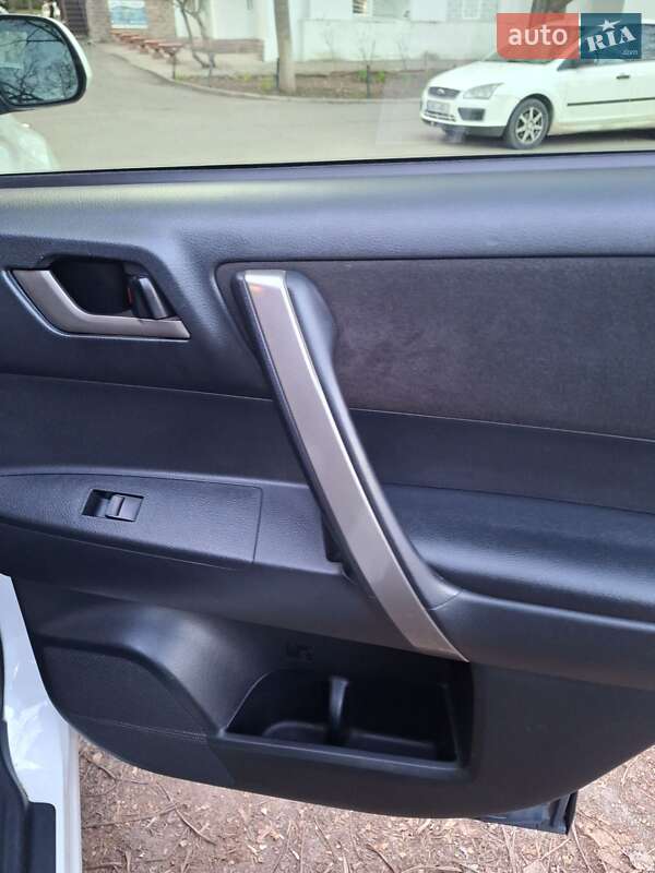 Внедорожник / Кроссовер Toyota Highlander 2011 в Килии