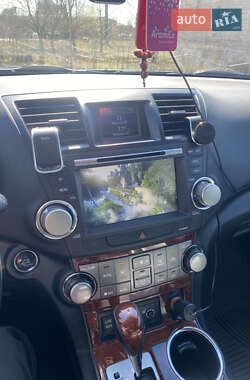 Внедорожник / Кроссовер Toyota Highlander 2011 в 