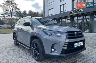 Внедорожник / Кроссовер Toyota Highlander 2017 в 