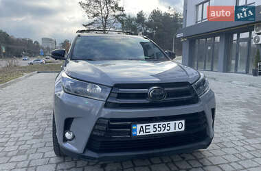 Внедорожник / Кроссовер Toyota Highlander 2017 в 