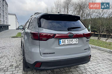 Внедорожник / Кроссовер Toyota Highlander 2017 в 