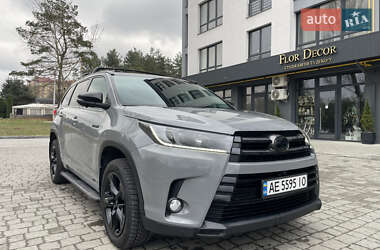 Внедорожник / Кроссовер Toyota Highlander 2017 в 