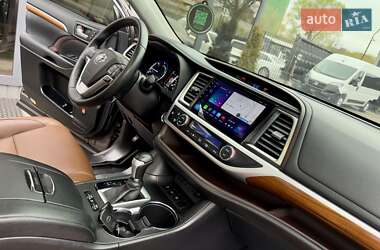 Внедорожник / Кроссовер Toyota Highlander 2019 в 