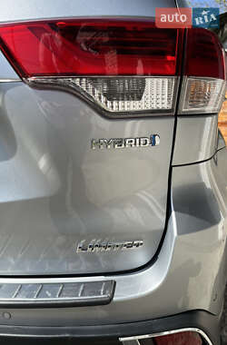 Внедорожник / Кроссовер Toyota Highlander 2017 в 