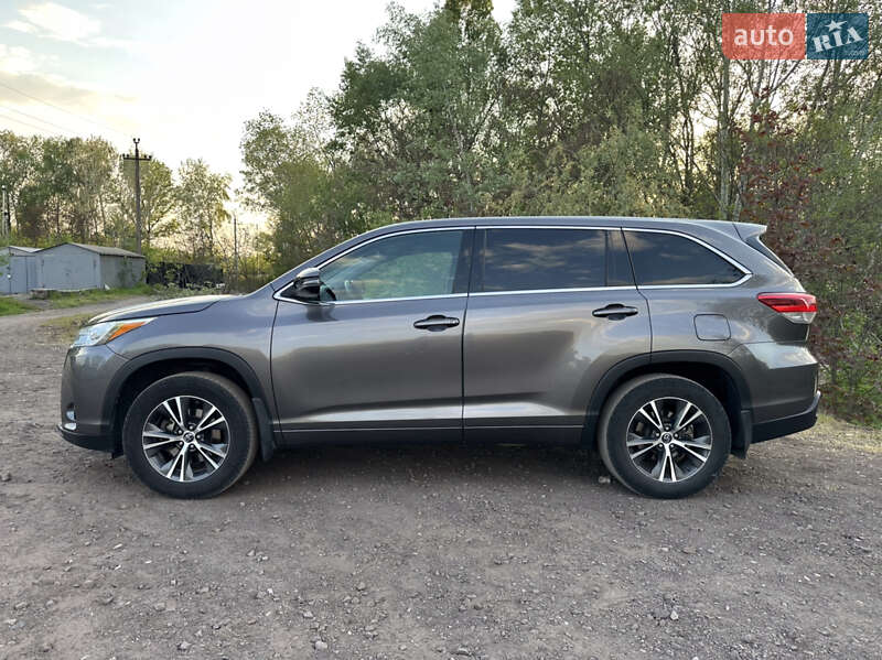 Позашляховик / Кросовер Toyota Highlander 2017 в Дніпрі