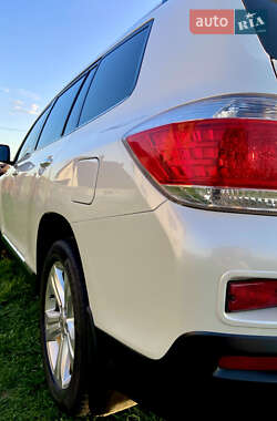 Позашляховик / Кросовер Toyota Highlander 2011 в 