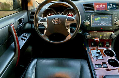 Позашляховик / Кросовер Toyota Highlander 2011 в 