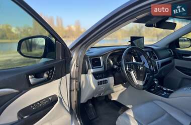 Позашляховик / Кросовер Toyota Highlander 2017 в 