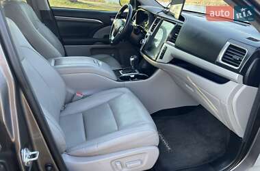 Позашляховик / Кросовер Toyota Highlander 2017 в 
