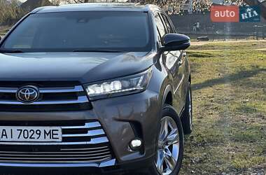 Позашляховик / Кросовер Toyota Highlander 2017 в 