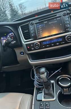 Позашляховик / Кросовер Toyota Highlander 2017 в 