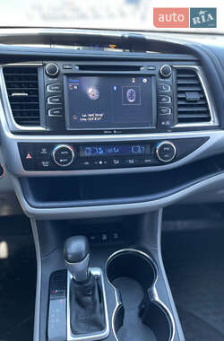 Внедорожник / Кроссовер Toyota Highlander 2015 в 