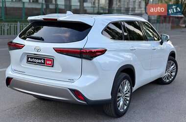 Позашляховик / Кросовер Toyota Highlander 2024 в 