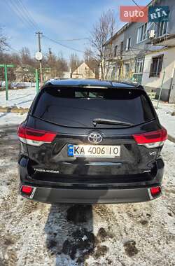 Внедорожник / Кроссовер Toyota Highlander 2018 в 