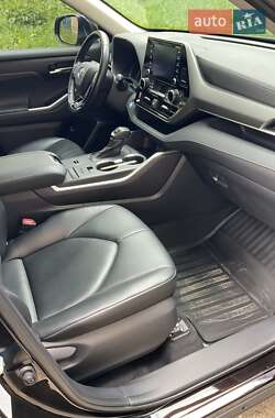 Позашляховик / Кросовер Toyota Highlander 2021 в 