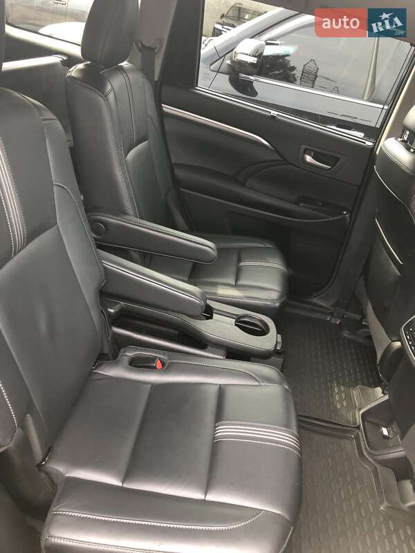 Внедорожник / Кроссовер Toyota Highlander 2017 в Киеве