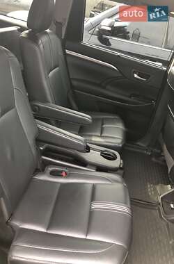 Внедорожник / Кроссовер Toyota Highlander 2017 в 