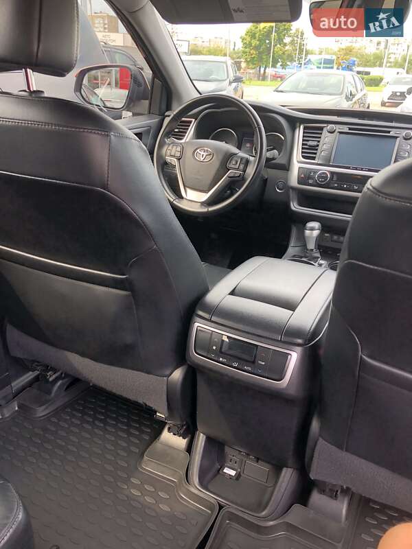Внедорожник / Кроссовер Toyota Highlander 2017 в Киеве