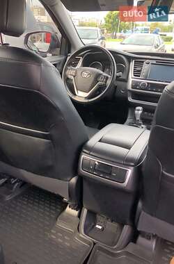 Внедорожник / Кроссовер Toyota Highlander 2017 в 