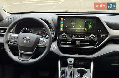 Позашляховик / Кросовер Toyota Highlander 2023 в 