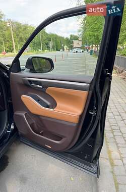 Позашляховик / Кросовер Toyota Highlander 2020 в 