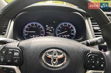 Позашляховик / Кросовер Toyota Highlander 2016 в 