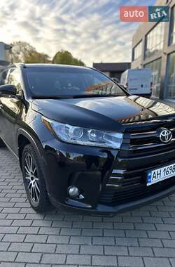 Внедорожник / Кроссовер Toyota Highlander 2017 в 