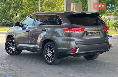 Позашляховик / Кросовер Toyota Highlander 2019 в 