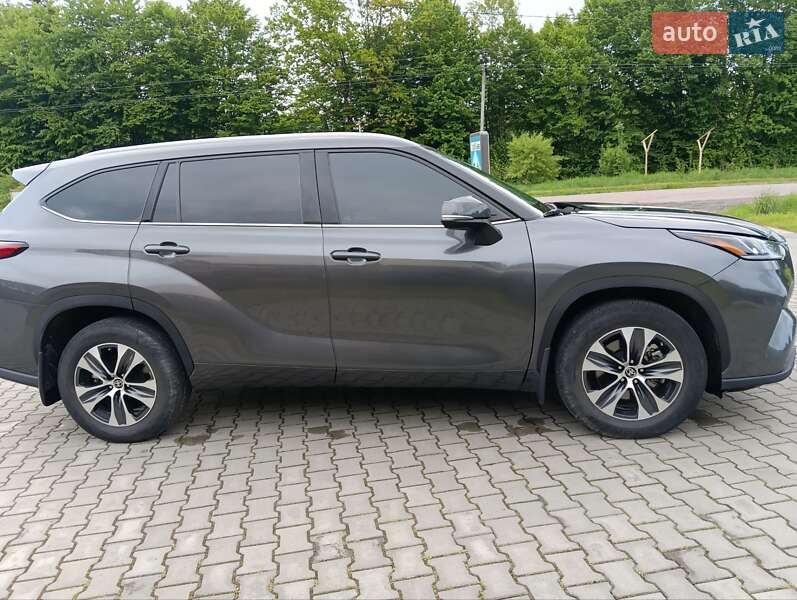 Внедорожник / Кроссовер Toyota Highlander 2022 в Дрогобыче