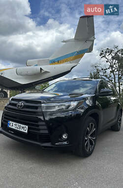 Внедорожник / Кроссовер Toyota Highlander 2019 в 
