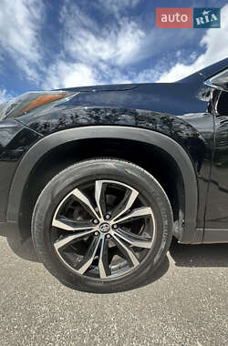 Внедорожник / Кроссовер Toyota Highlander 2019 в 