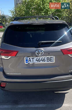 Позашляховик / Кросовер Toyota Highlander 2018 в 