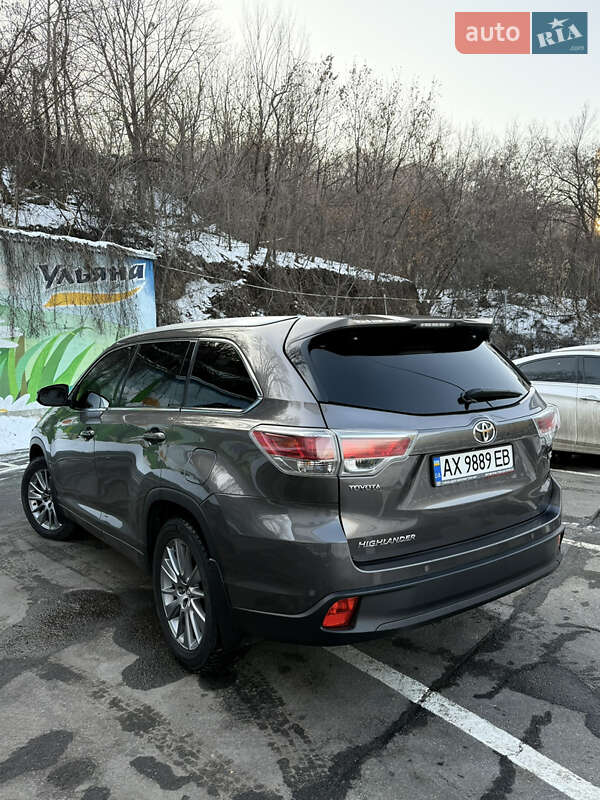 Позашляховик / Кросовер Toyota Highlander 2016 в 