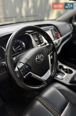 Внедорожник / Кроссовер Toyota Highlander 2016 в 