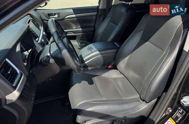 Внедорожник / Кроссовер Toyota Highlander 2019 в 