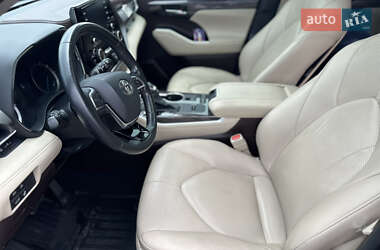 Внедорожник / Кроссовер Toyota Highlander 2020 в 
