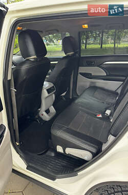 Внедорожник / Кроссовер Toyota Highlander 2015 в 