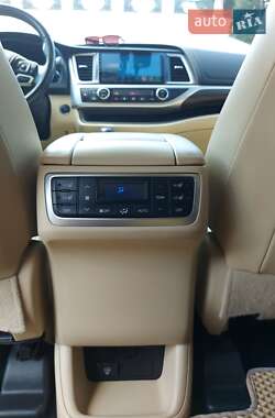Внедорожник / Кроссовер Toyota Highlander 2014 в 